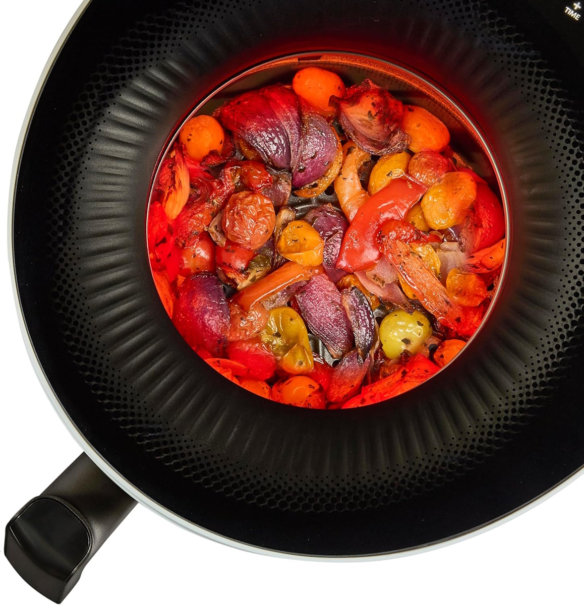 Verschiedene Lebensmittel (Fleisch, Gemüse) werden im Airfryer zubereitet