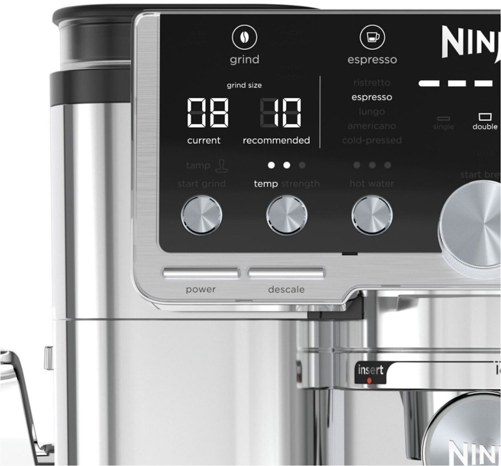 Nahaufnahme des Bedienfelds der NINJA ES701EU mit Grind-, Espresso- und Temperatureinstellungen sowie 'current'/'recommended' Anzeige