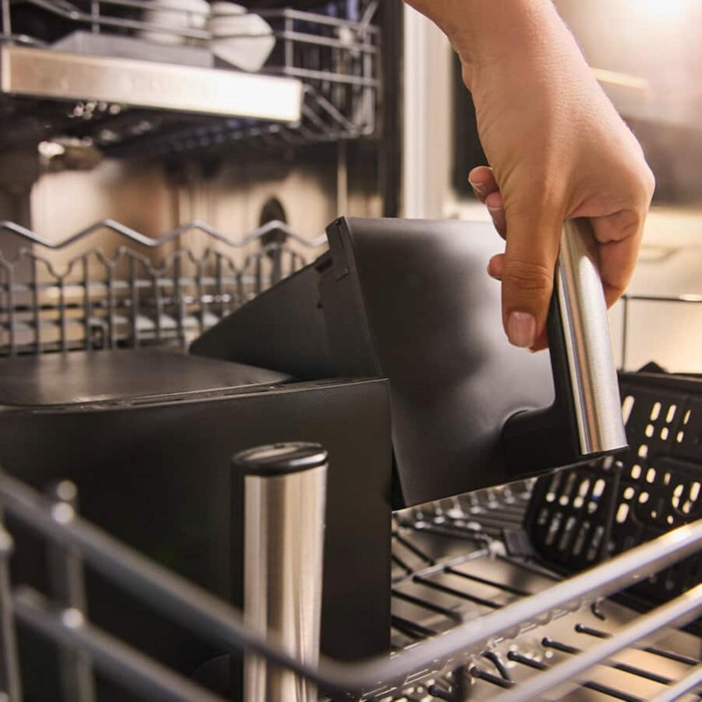 Entnehmbare Frittierkörbe und Gitter, geeignet für die Reinigung in der Spülmaschine.