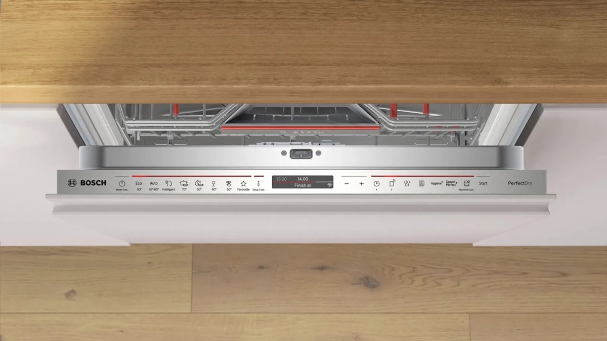 Bedienfeld des Bosch SMV8YCX02E mit Home Connect Funktion zur Steuerung des Geschirrspülers über Smartphone oder Sprachassistent.
