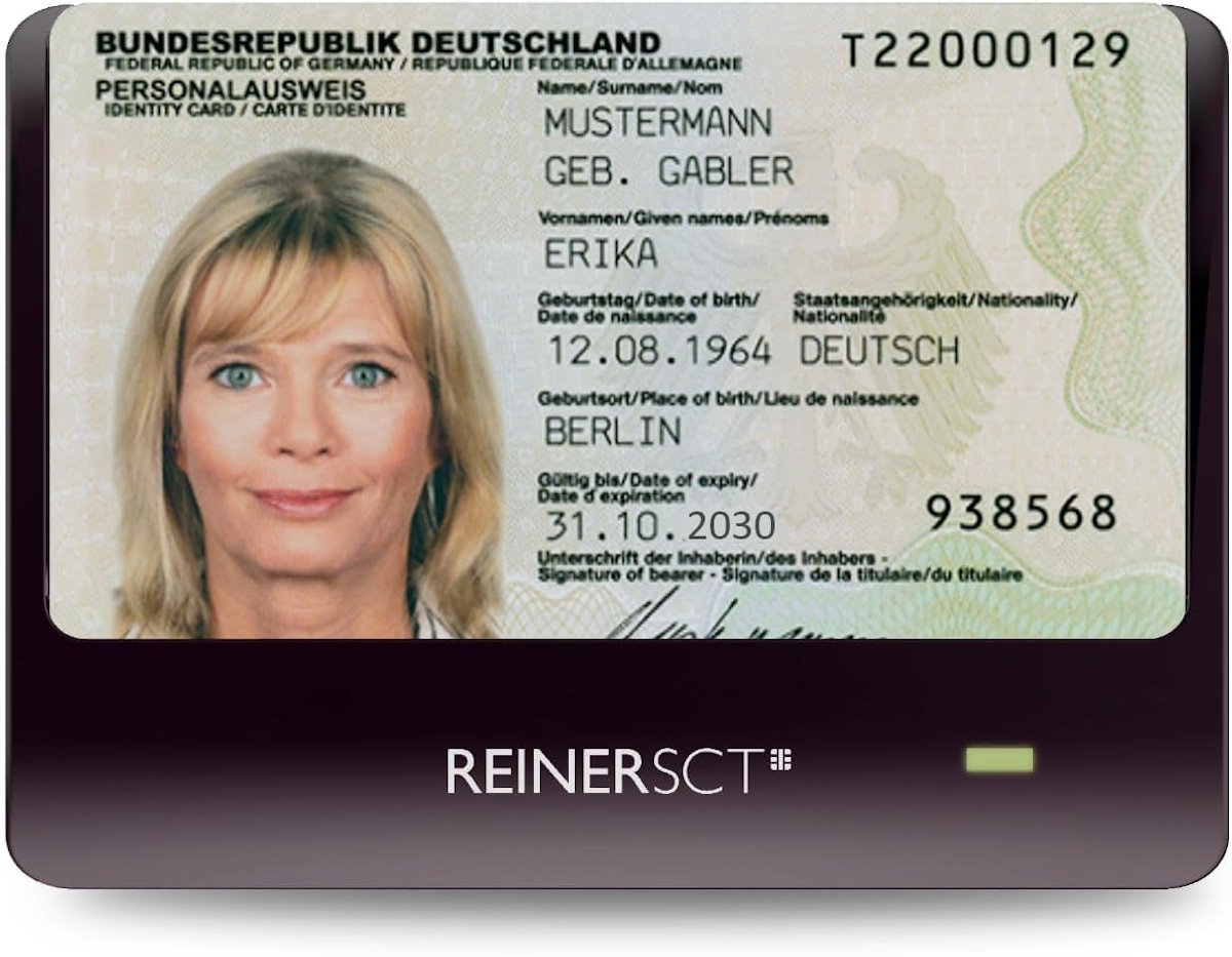 REINER SCT cyberJack RFID basis chip card reader front view