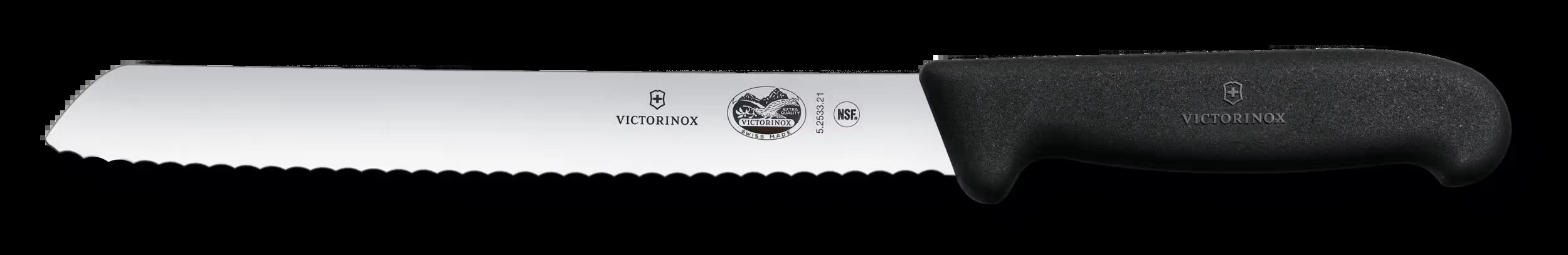 Nahaufnahme der gezahnten Klinge des Victorinox Brotmessers