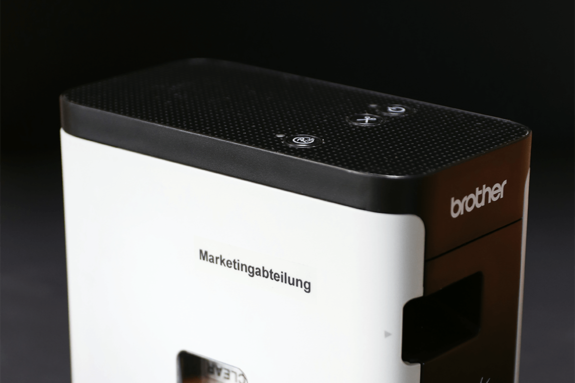 Technische Spezifikationen Brother TZe-121: 9 mm Breite, 8 m Bandlänge, schwarze Schrift auf transparent, kompatibel mit Brother P-touch Geräten