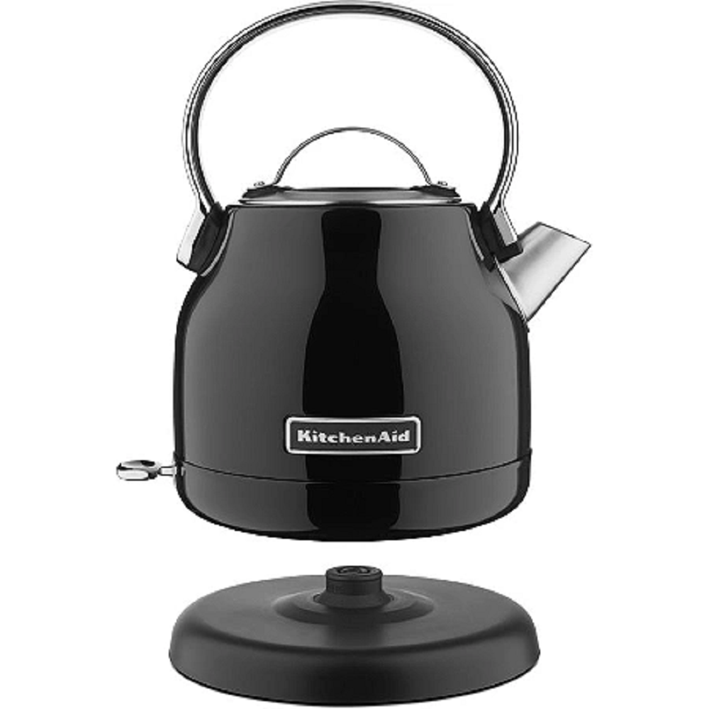 Linke Seitenansicht des KitchenAid Wasserkochers 5KEK1222EOB in Onyx-Schwarz auf seiner Station.