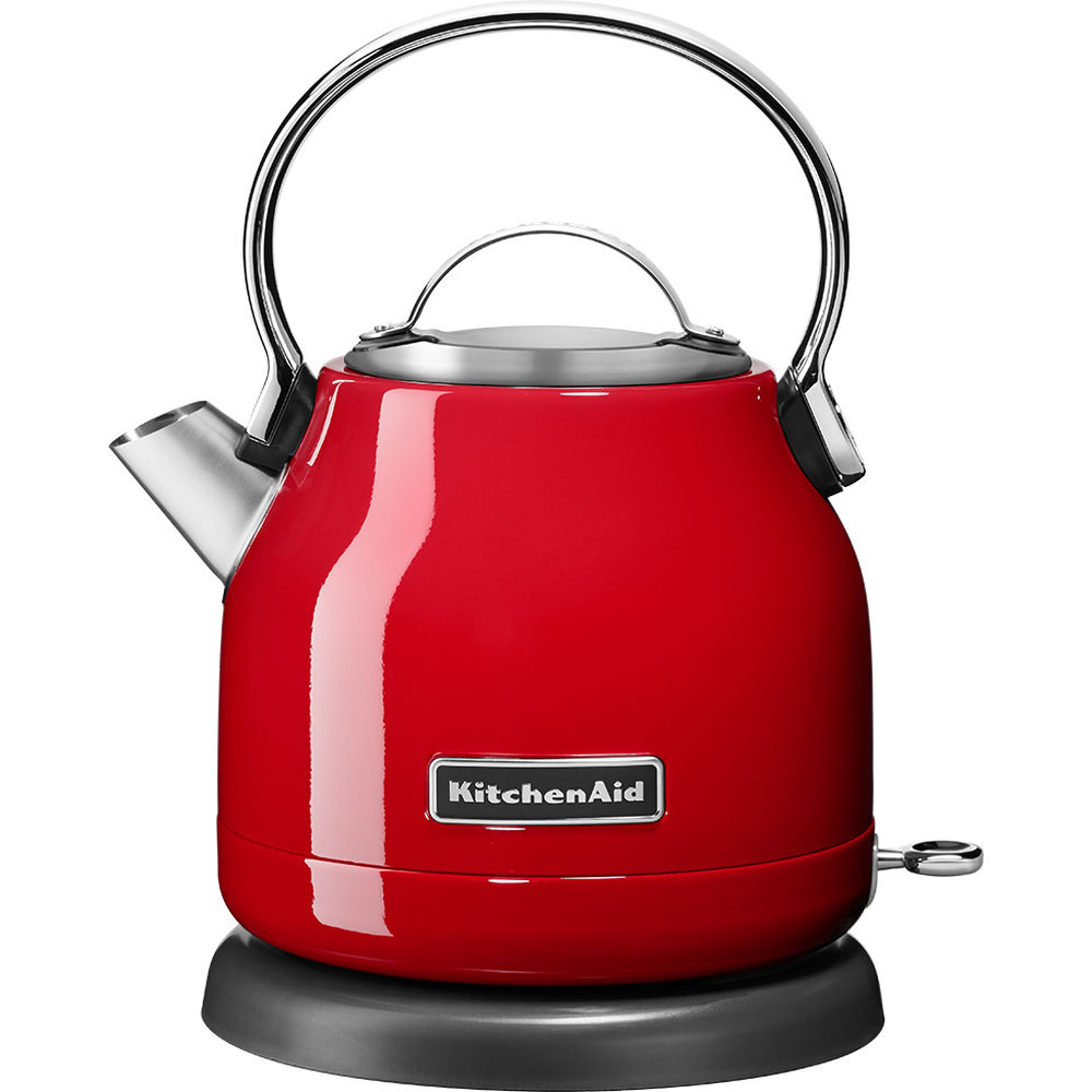 Linke Seitenansicht des KitchenAid Wasserkochers 5KEK1222EER in Empire Red mit gut erkennbarer Markenplakette.