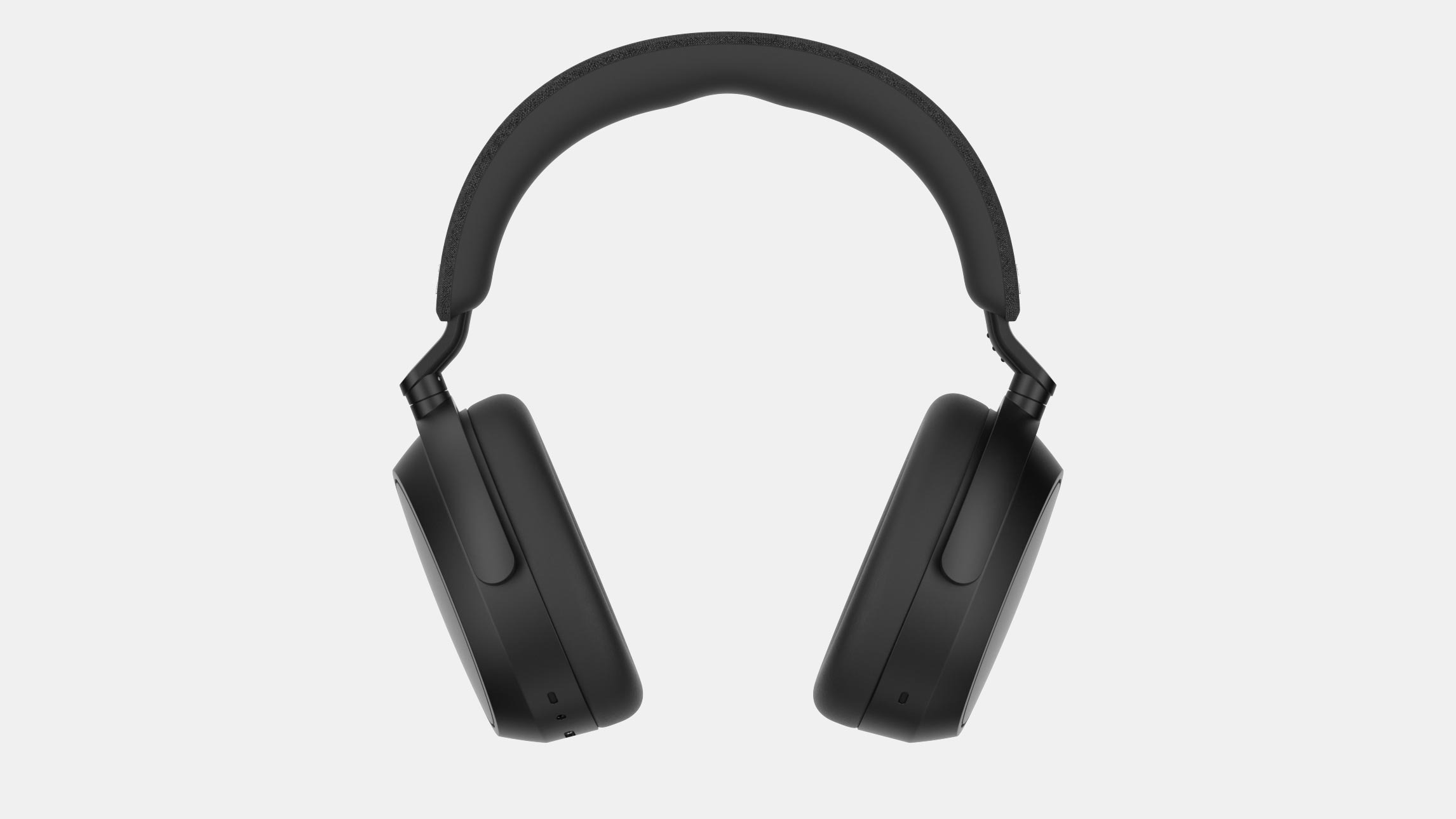 Frontale Ansicht des schwarzen Sennheiser Momentum 4 Wireless Kopfhörers auf hellem Hintergrund.