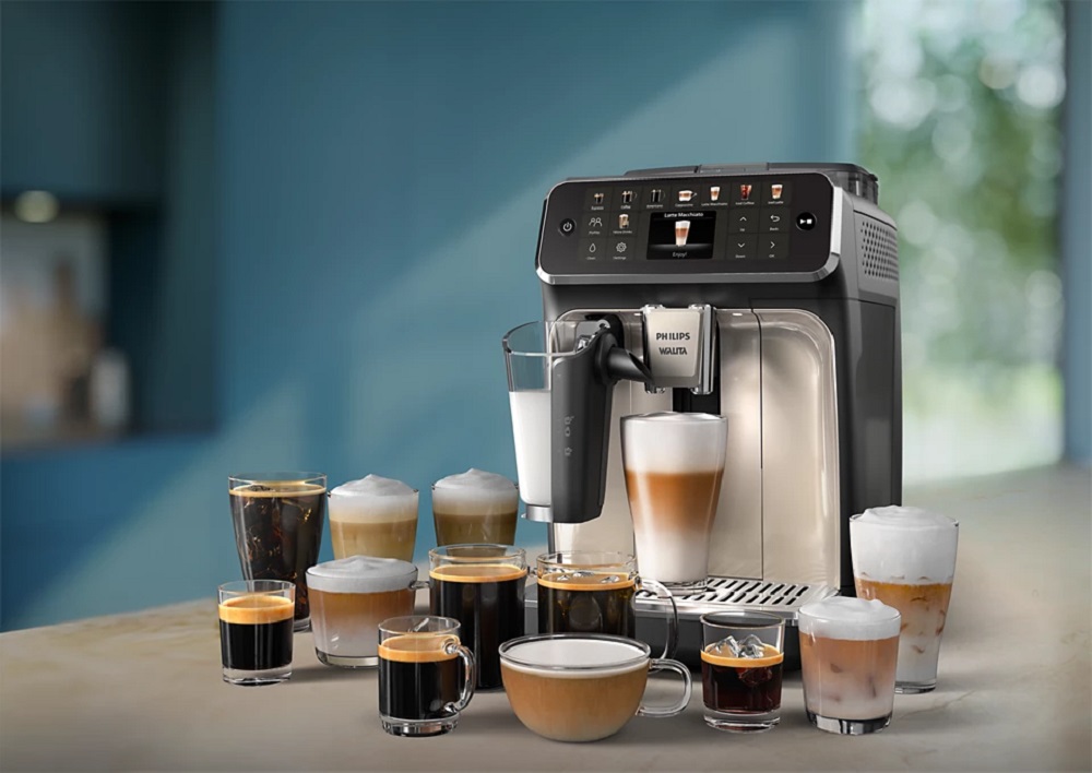 LatteGo und vielfältige Kaffeevariationen Philips EP5547/90 Series 5500 auf Küchentisch mit Kaffeevariationen