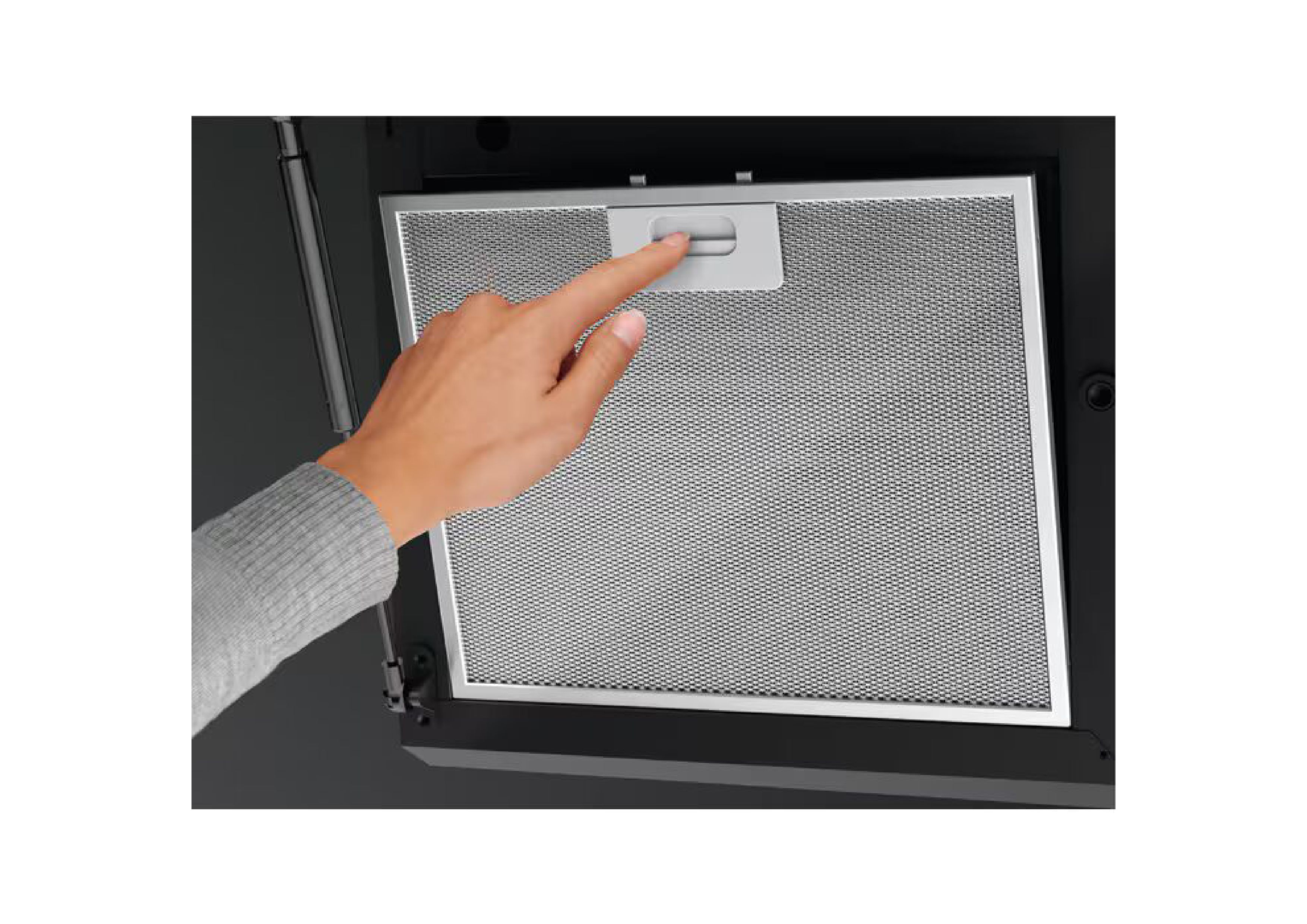 Eine Hand bedient den silbernen Griff des großflächigen Metallfettfilters im Inneren der geöffneten schwarzen Wandhaube.