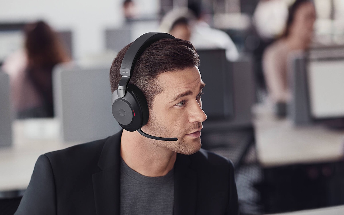 Nahaufnahme der gepolsterten Over-Ear Ohrmuschel mit integrierten Bedienelementen.