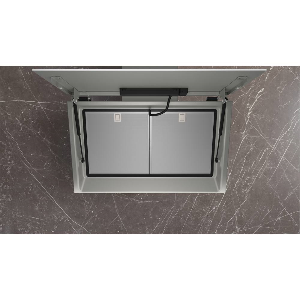 Die weiße Glasfront ist nach oben geklappt und gibt den Zugriff auf die inneren Fettfilter zur Wartung frei.