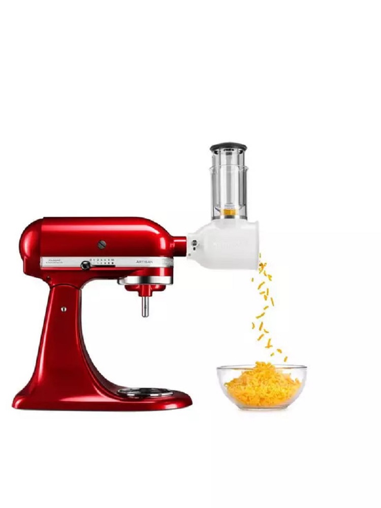 KitchenAid 5KSMFPPC – Reibevorsatz an der Küchenmaschine montiert. KitchenAid 5KSMFPPC Reibevorsatz, montiert an einer Küchenmaschine.