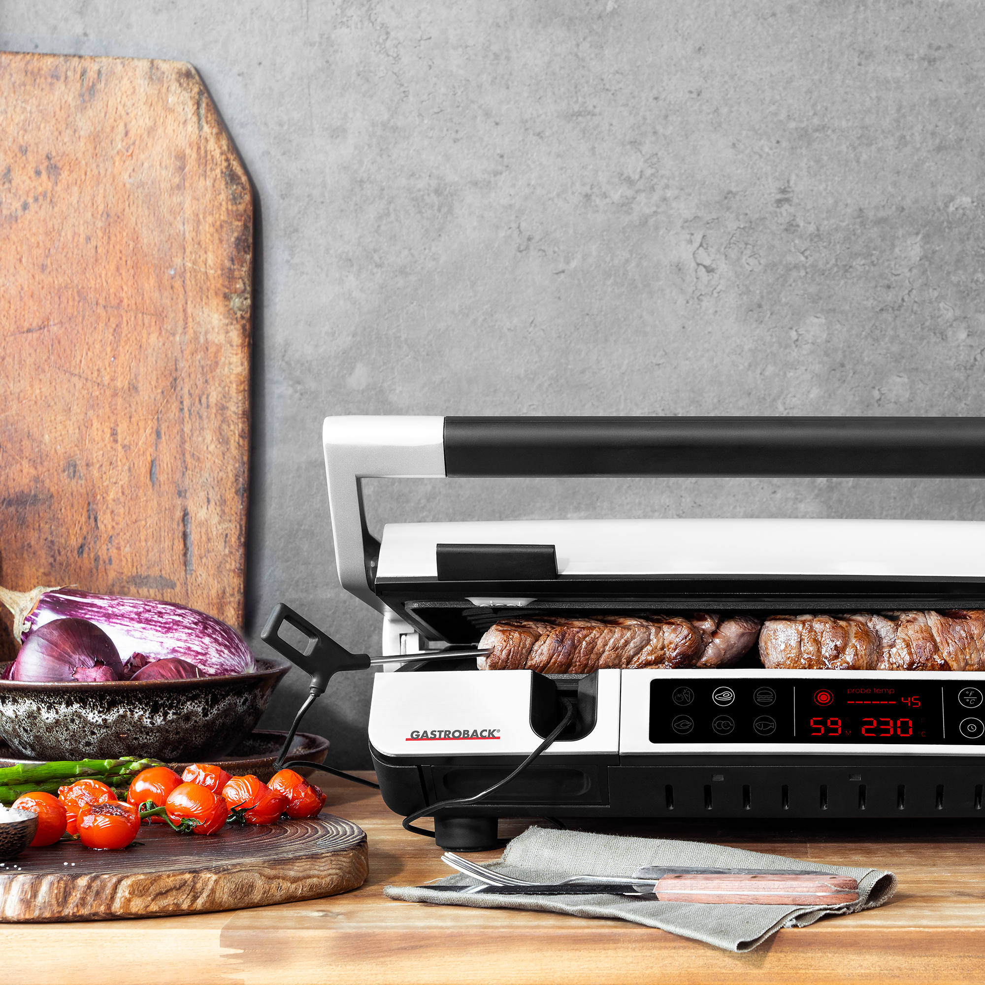 BBQ Grill mit Gemüse und Fleisch GASTROBACK Kontaktgrill beim Zubereiten von Steaks