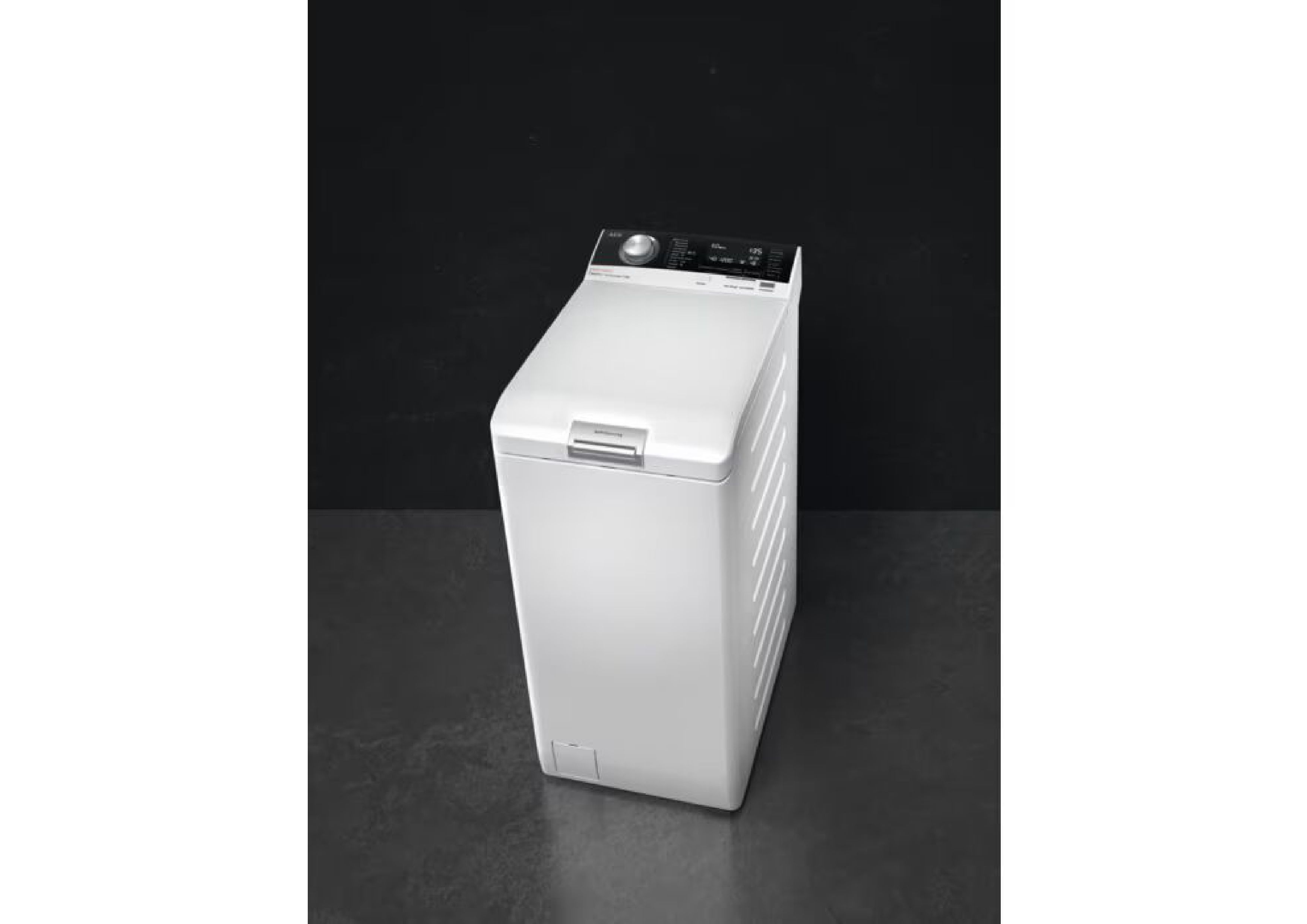 Perspektivische Aufnahme der AEG LTR8A80370 vor einem dunklen Hintergrund.