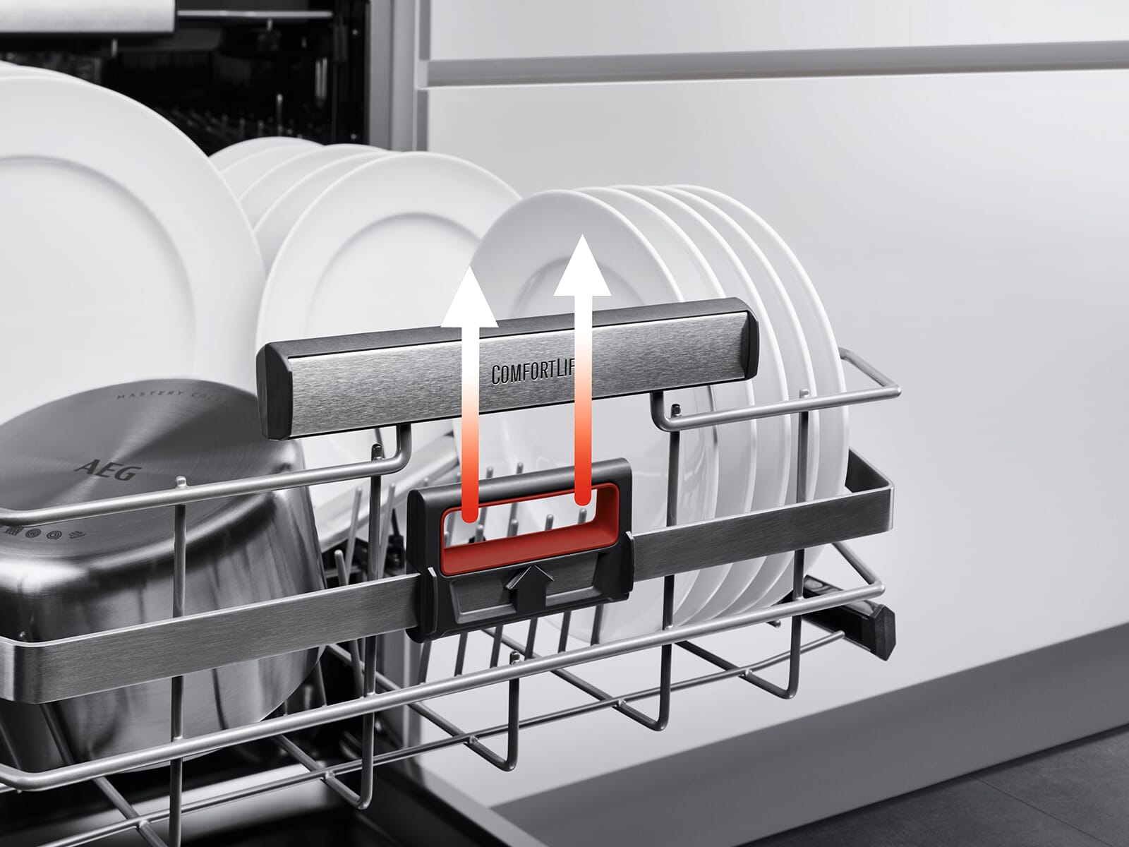 AEG ComfortLift System mit hochgefahrenem Unterkorb zum bequemen Beladen