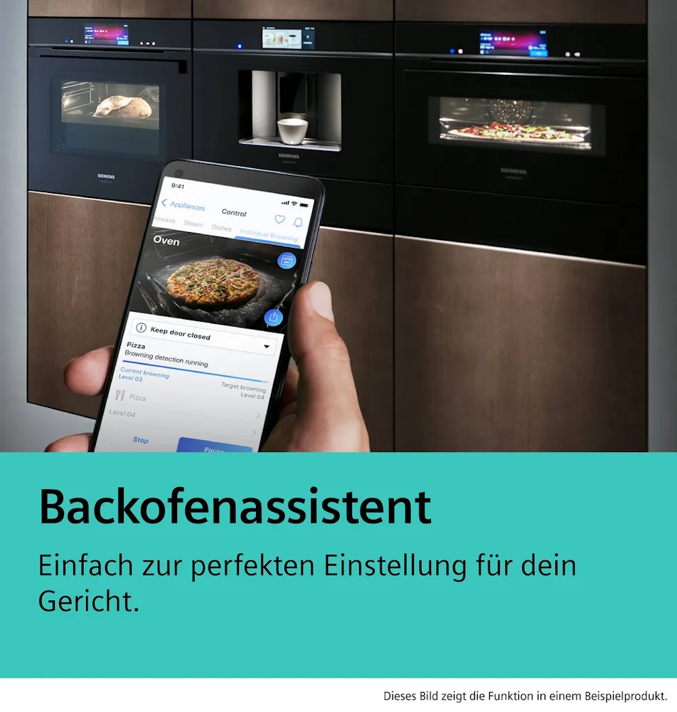 Hand hält Smartphone mit Home Connect App für den Backofenassistenten des SIEMENS HB776G1B1 (cookControl Pro)