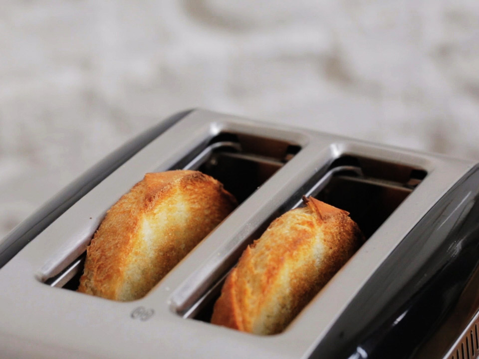 Zwei goldbraune Toastscheiben im KitchenAid Classic Toaster 5KMT2115EWH