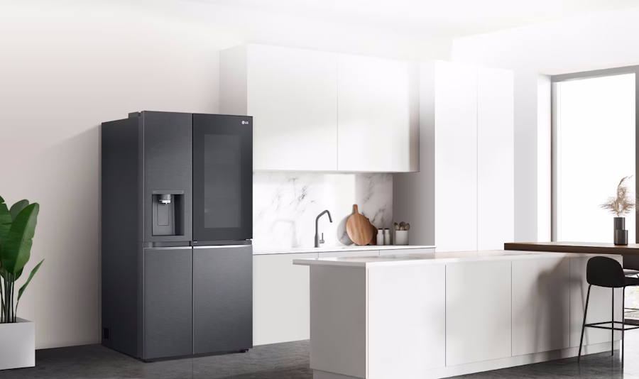 LG GSGV81EPLL Side-by-Side Kühlschrank in moderner Küche – Essence Matte Black Front mit InstaView-Glastür