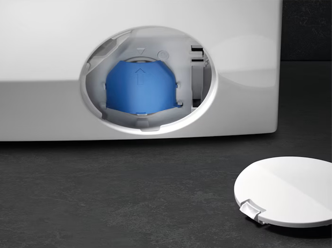 Detailansicht der Wartungsklappe unten rechts für den Not-Ablaufschlauch und Flusensieb.