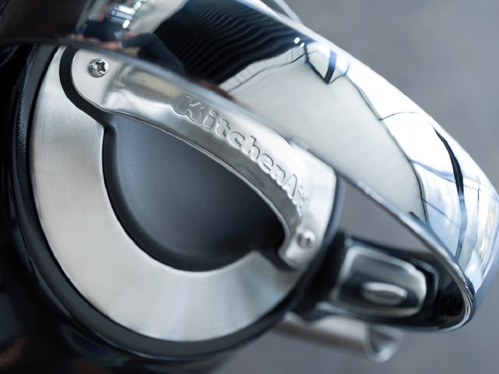 Große Einfüllöffnung für einfaches Befüllen KitchenAid 5KEK1222EWH Wasserkocher mit geöffnetem Einfülldeckel