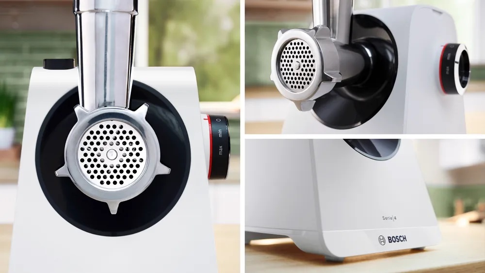 Bosch MFWS420W Kompakt-Fleischwolf – Detailansichten Drei Detailansichten des Bosch MFWS420W Kompakt-Fleischwolfs, zeigen die Front mit Lochscheibe, die Seitenansicht des Aufsatzes und die Basis mit dem Bosch Serie 4 Logo.