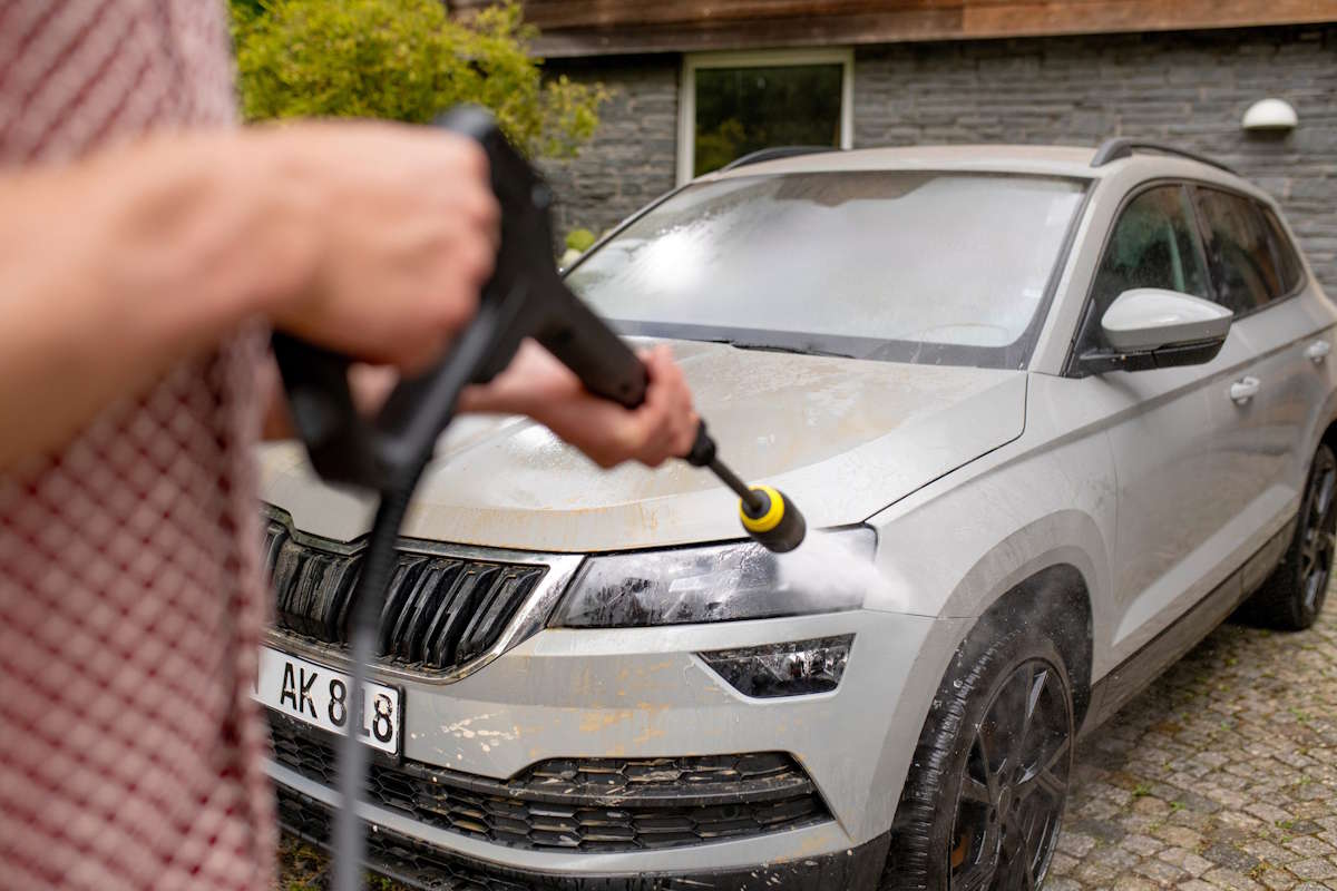Reinigung eines Autos mit dem Kärcher K 7 Hochdruckreiniger und dem flachen Strahlrohr zur Lackschonung.