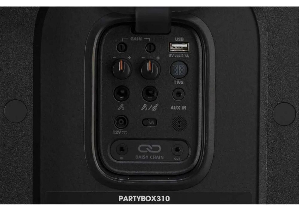 Rückseitiges Anschlussfeld der JBL PartyBox 310 mit Eingängen für Mikrofon, Gitarre, USB und Daisy-Chain.