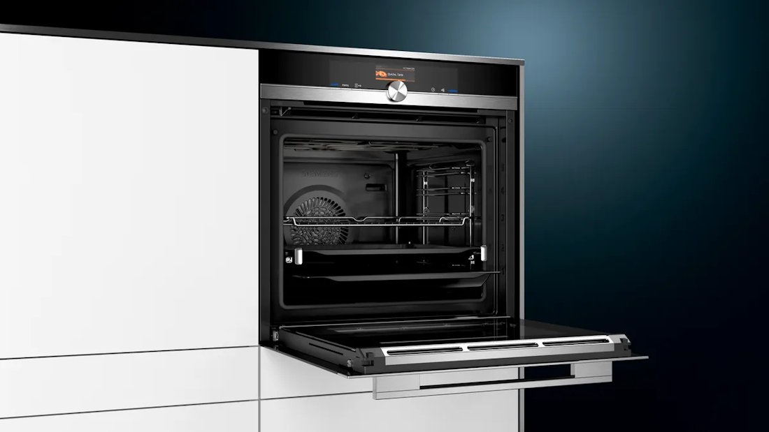 Geöffneter Siemens HB676G0S1 Einbau-Backofen mit Teleskopauszügen