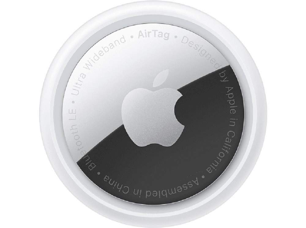 Apple AirTag – Nahaufnahme. Nahaufnahme eines Apple AirTag, weißer Tracker auf weißem Hintergrund.
