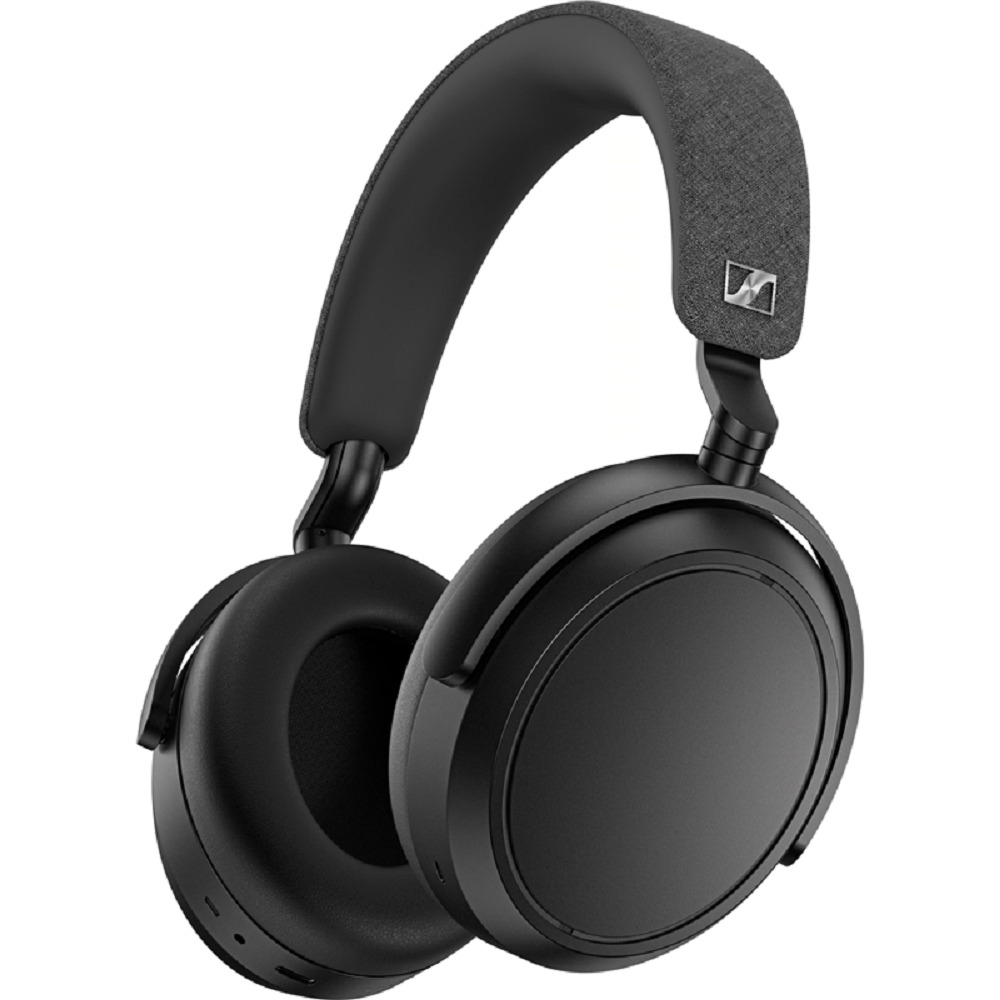 Schräge Ansicht des Sennheiser Momentum 4 Wireless Over-Ear-Kopfhörers in der Farbe Graphit.