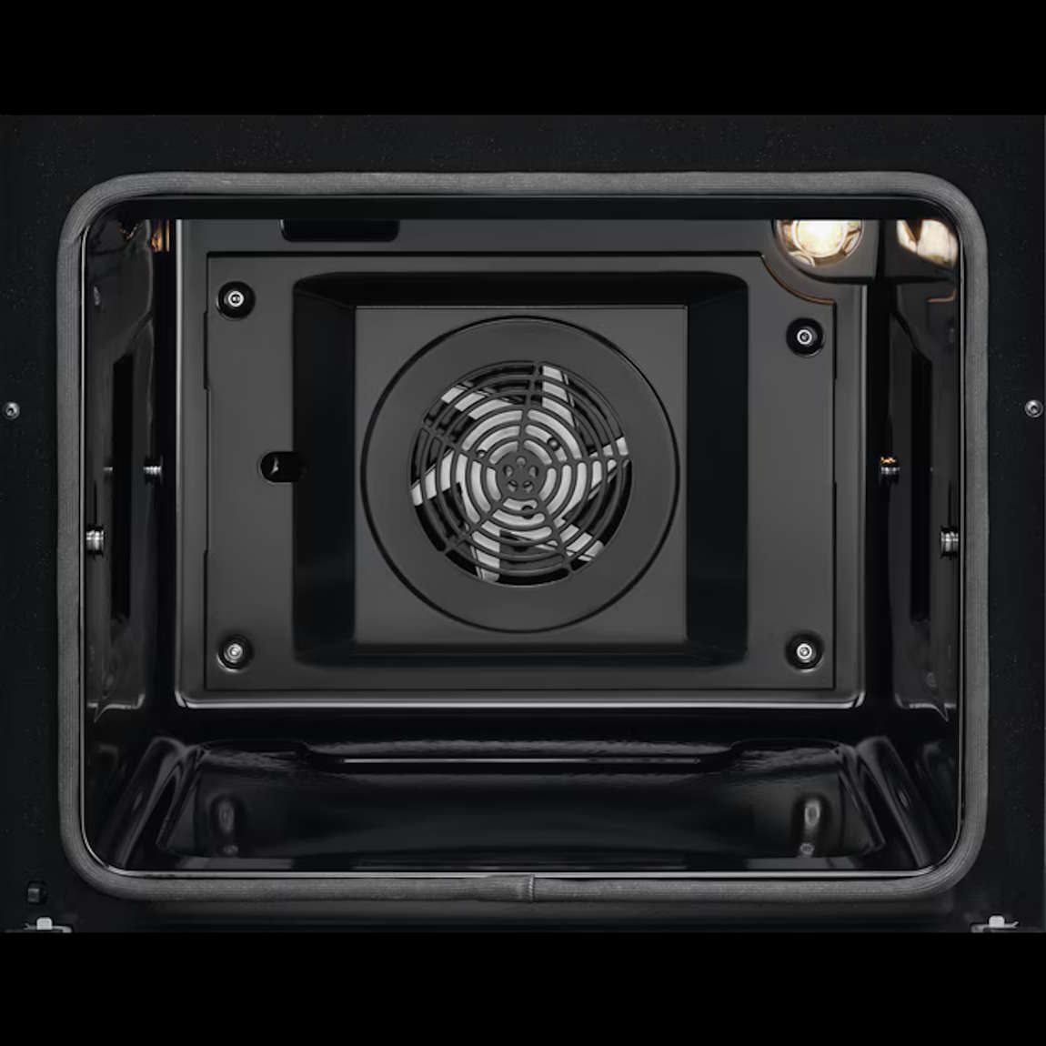 Geöffnete Backofentür mit Blick in den 73 Liter großen Garraum und die Einhängegitter für Bleche.