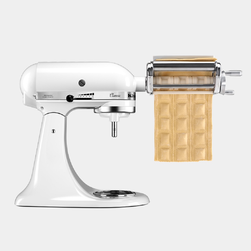 Linke Ansicht der KitchenAid Classic 5K45SSEWH mit angeschlossenem Zubehör