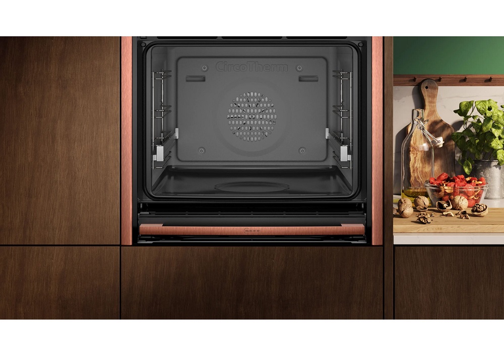 Blick in den geöffneten, leeren NEFF Backraum mit der geprägten CircoTherm® Rückwand und seitlichen Schienen.