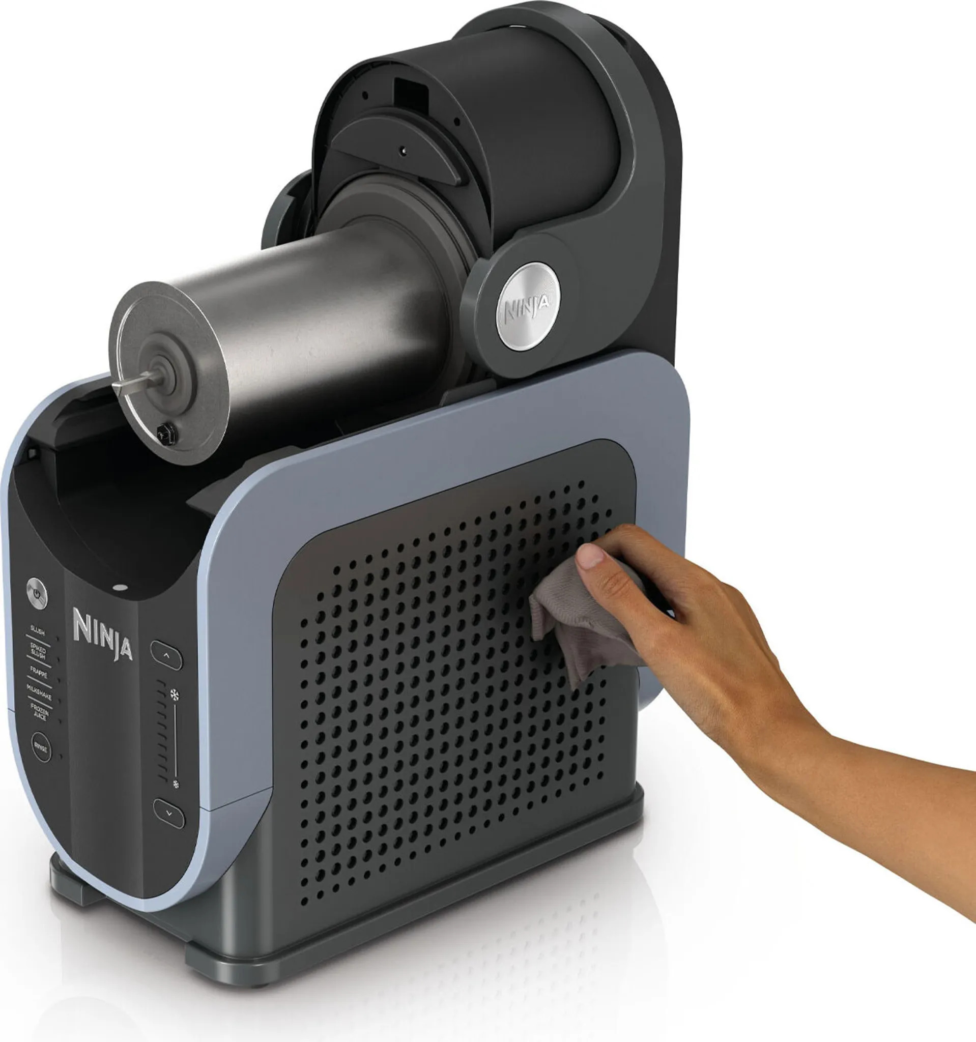 Hand wischt das Hauptgerät der NINJA SLUSHi FS301EU Maschine nach Entnahme des Behälters ab