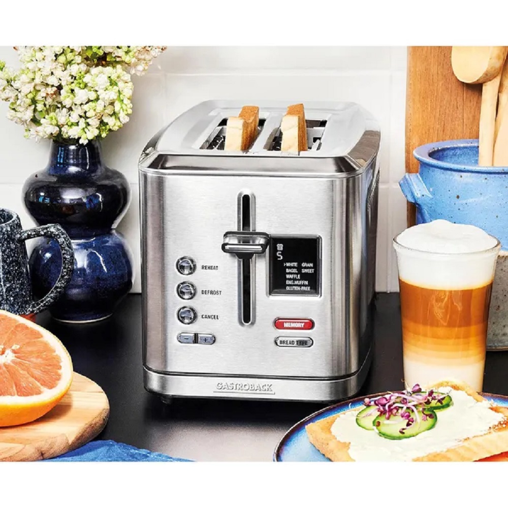 Der Gastroback Toaster auf einer Arbeitsplatte in einer Küche, zwei Scheiben Toasten gerade, umgeben von Frühstückszutaten.