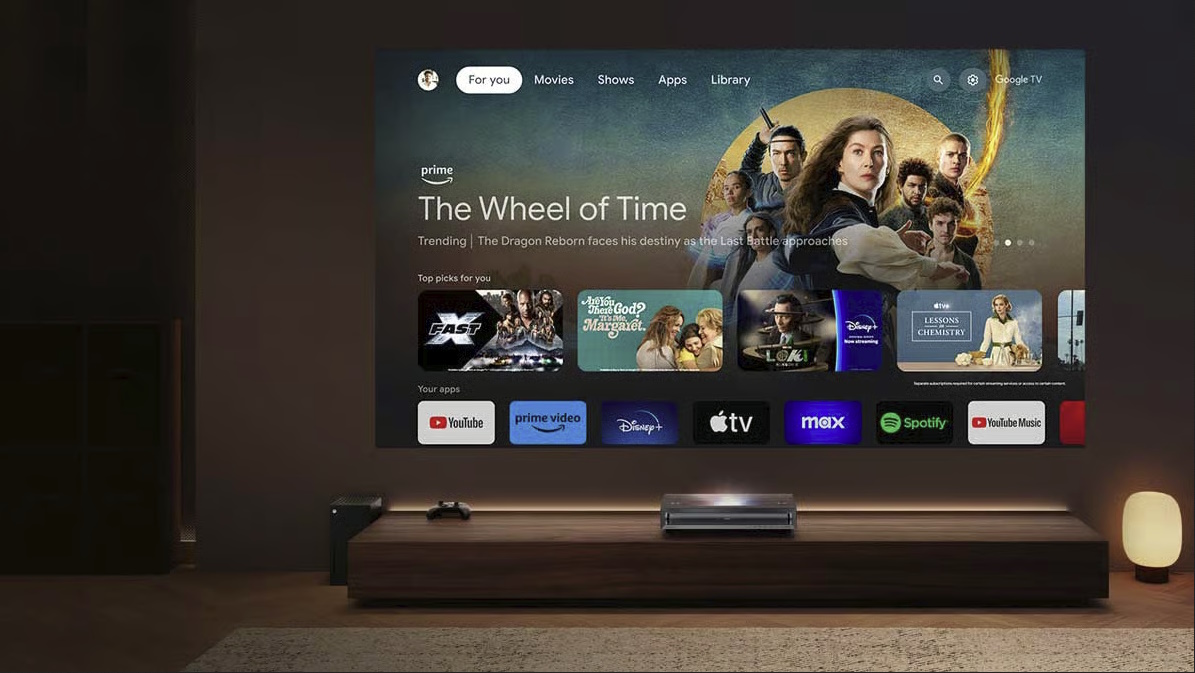 Die Benutzeroberfläche des Smart TVs zeigt eine übersichtliche Streaming-Auswahl mit Apps wie Prime Video, Netflix und Disney Plus