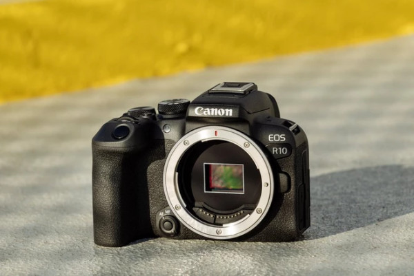 Canon EOS R10 mit hochauflösender 24,2-Megapixel-APS-C-Sensor für beeindruckende Bildqualität und dynamische Details, EAN: 4549292189810